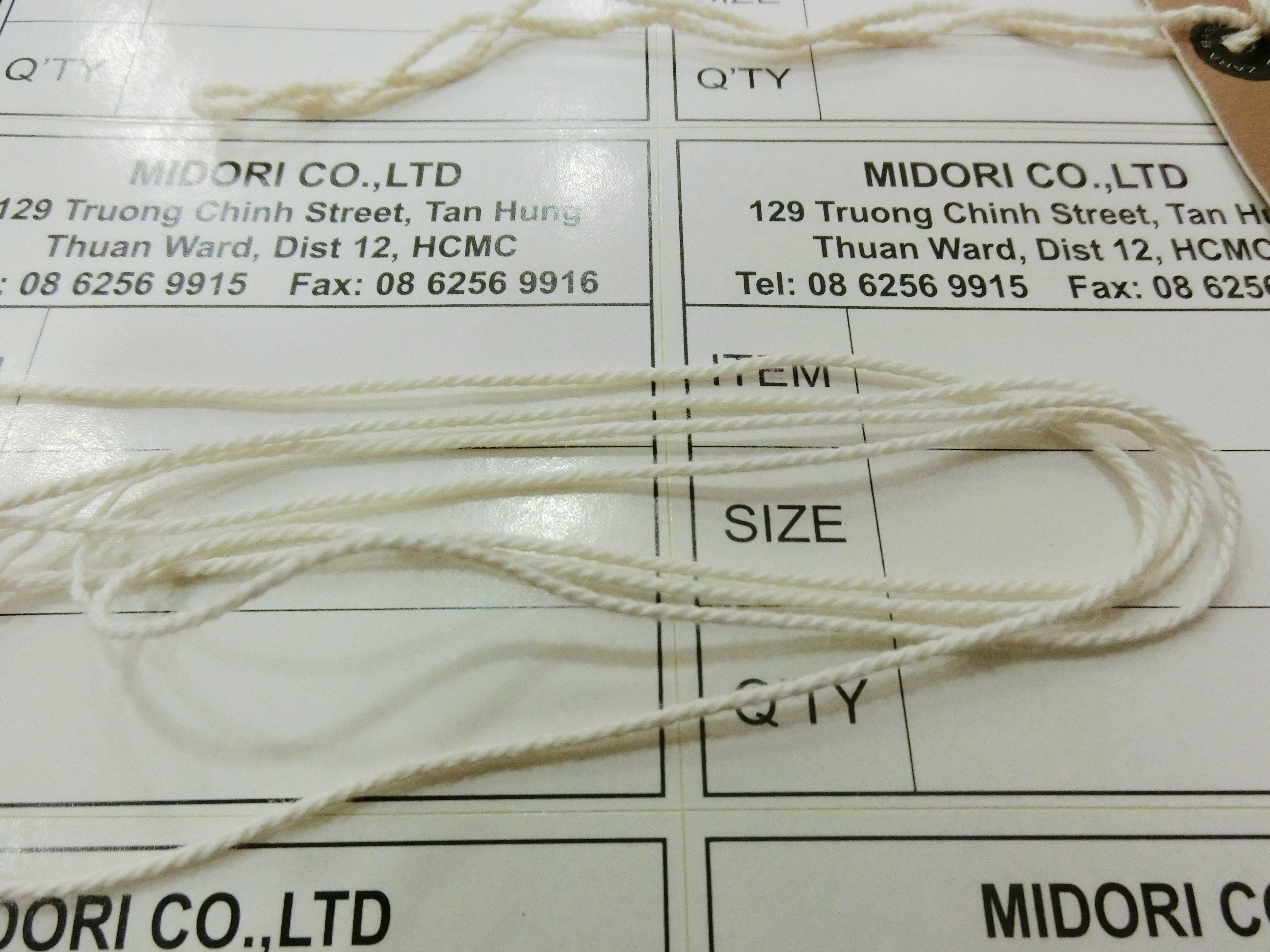 Dây se gắn tem áo